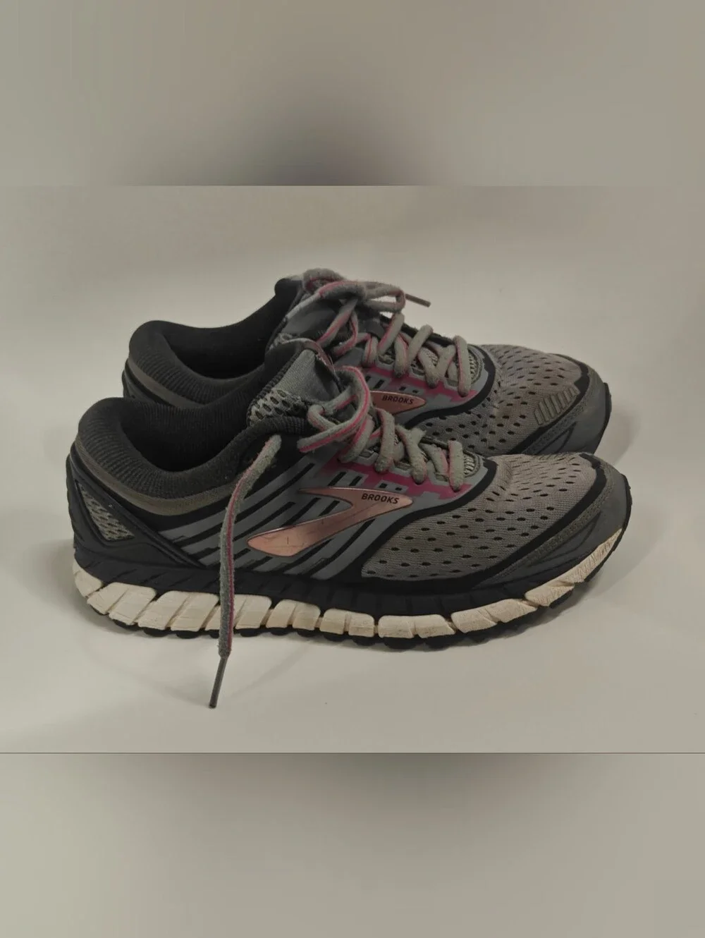 Brooks Ariel 18 Women's 7.5 M Gray Running Walking Shoes Sneakers